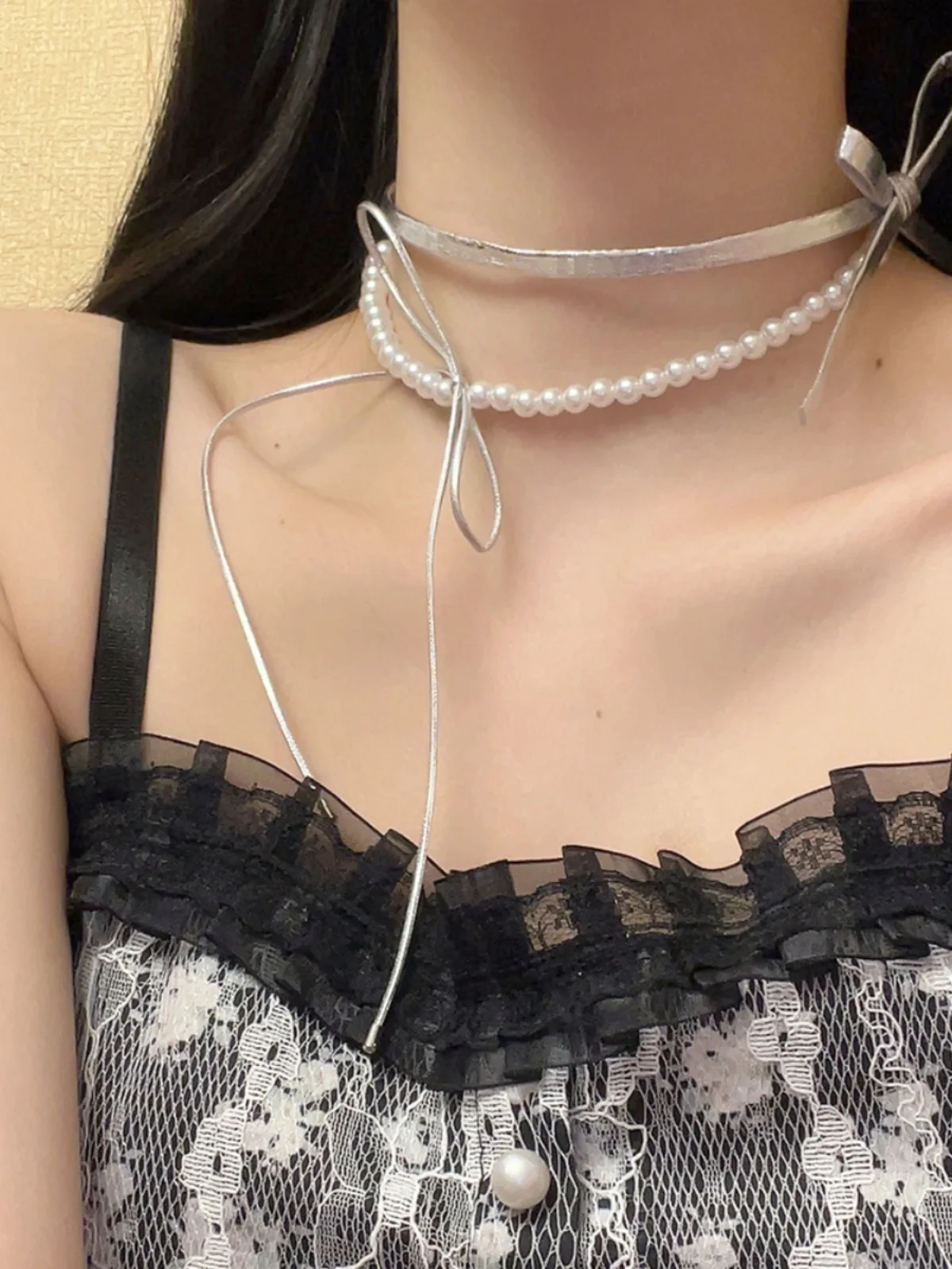 ツイストネックレスとネックレス二連の違い：パールリボンデザインの二重スタイルが解決するリアルな悩み