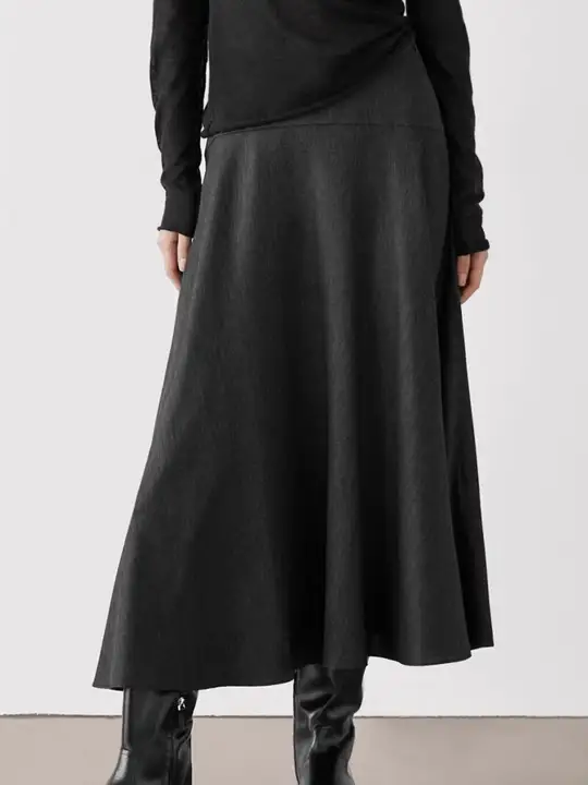 ファッショングレーのドレープ感あるハーフスカート【春季新作・フレアシルエット】