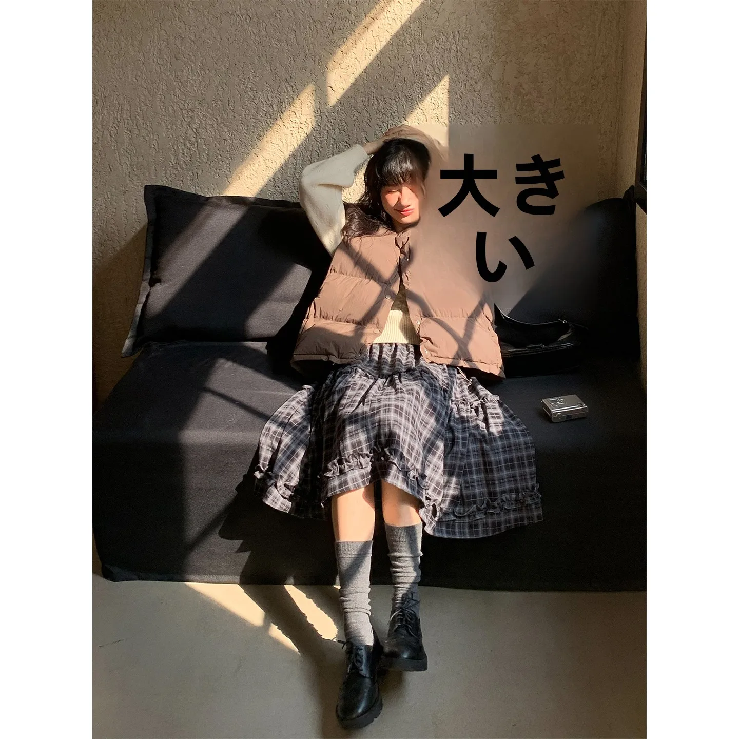 10月中ばに着る服装は？11月後半に着る服装は？その答えは「コーヒーカラーのリブニットベスト」にあり