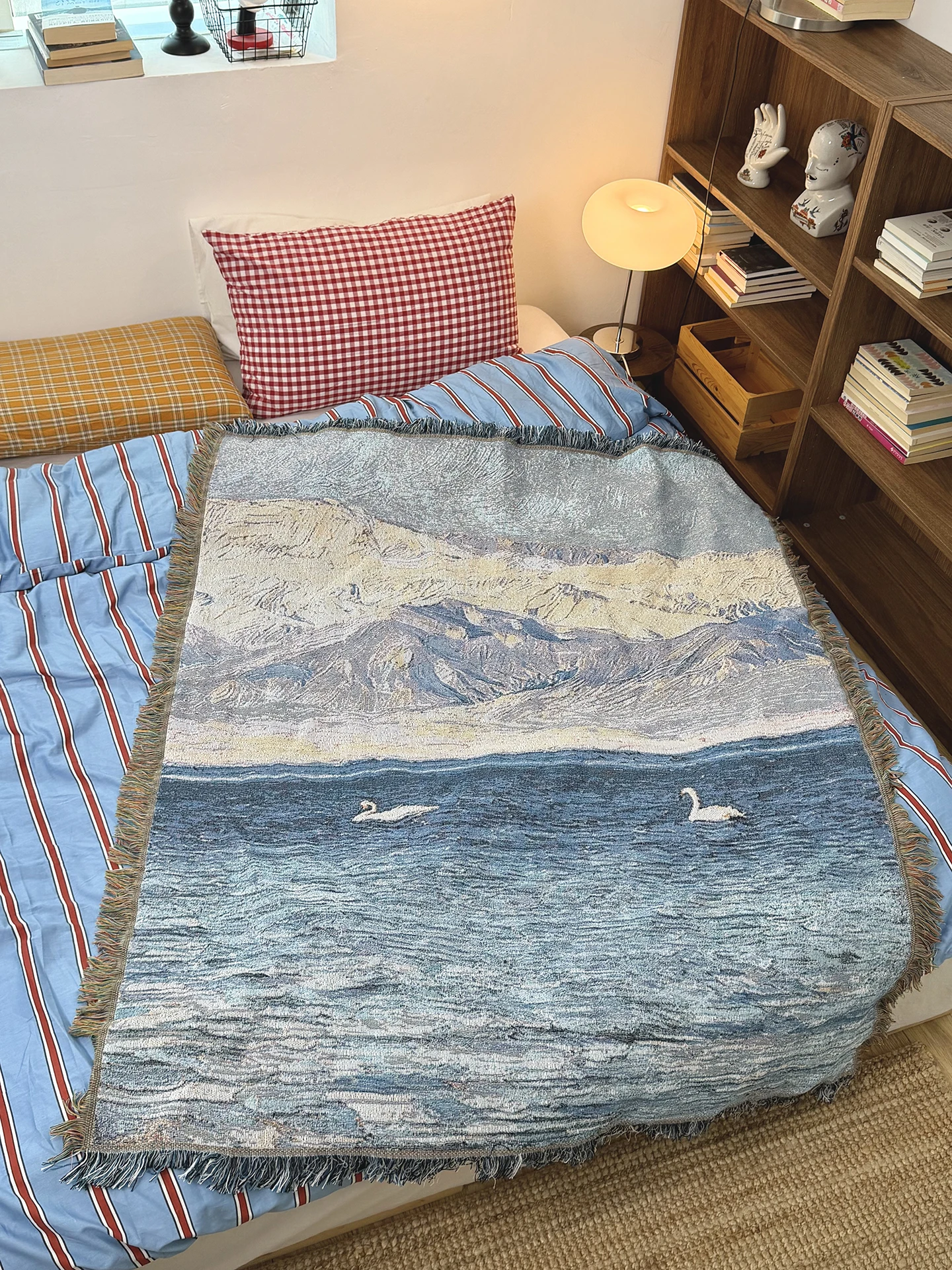 雪山と白鳥の風景タペストリー：北欧風インテリアに最適なクリームカラーの装飾品