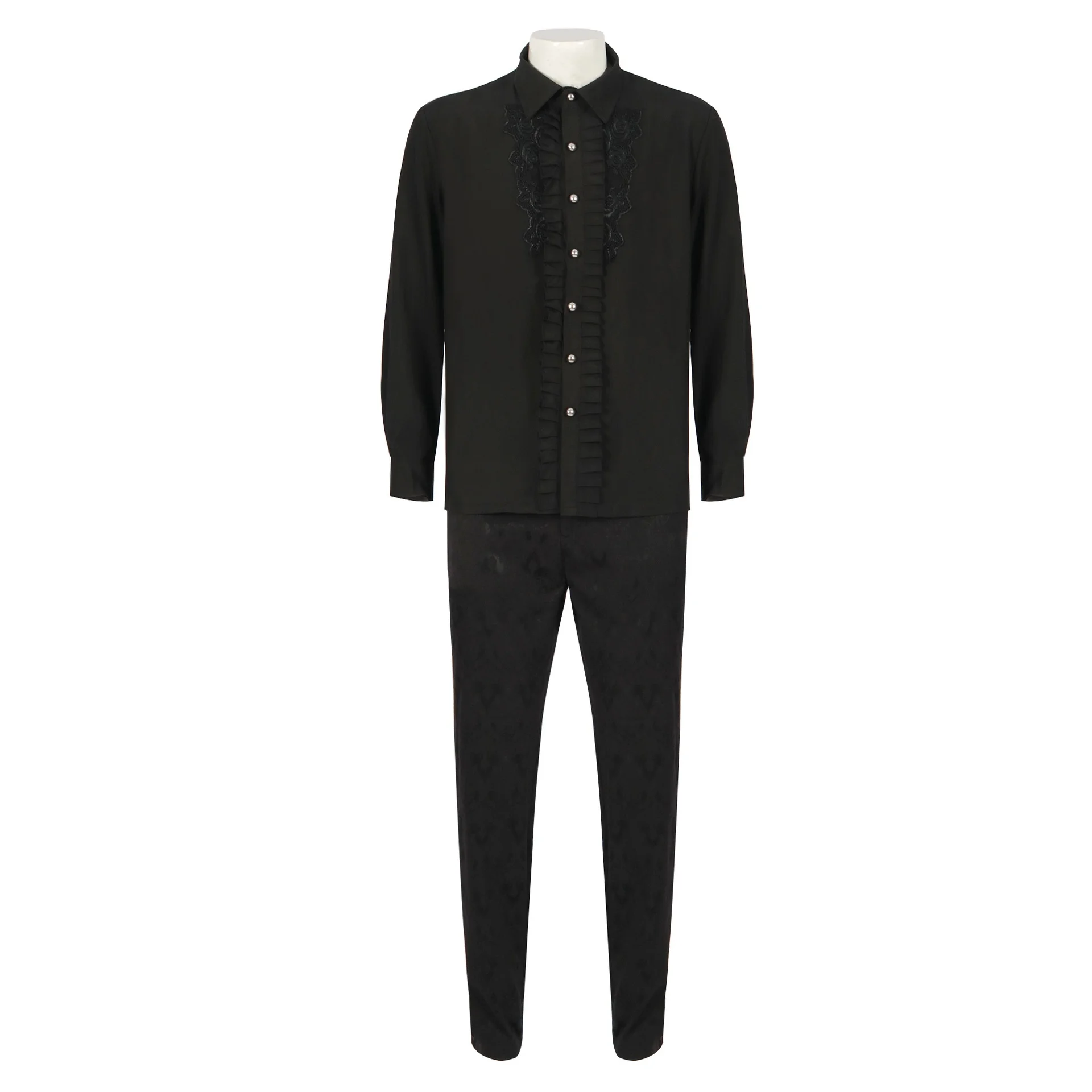 ゴシック風ロングコートは黒っぽい服装の代表的スタイルか？