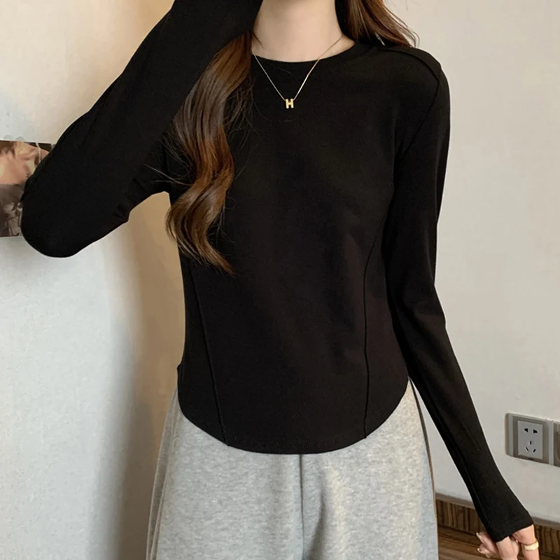 通勤風のTシャツの下に着る長袖をどう選ぶ？アーチ型裾とフリース素材が解決する悩み