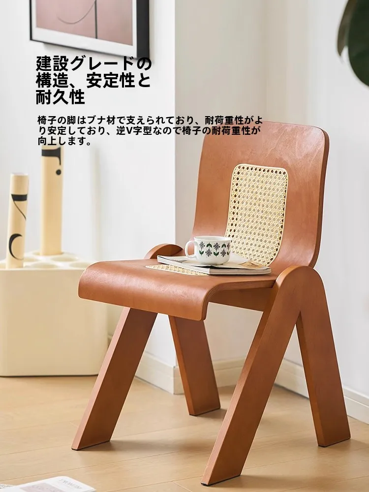 ラタン編みの北欧風ダイニングチェア：狭い空間でもおしゃれにコーディネート