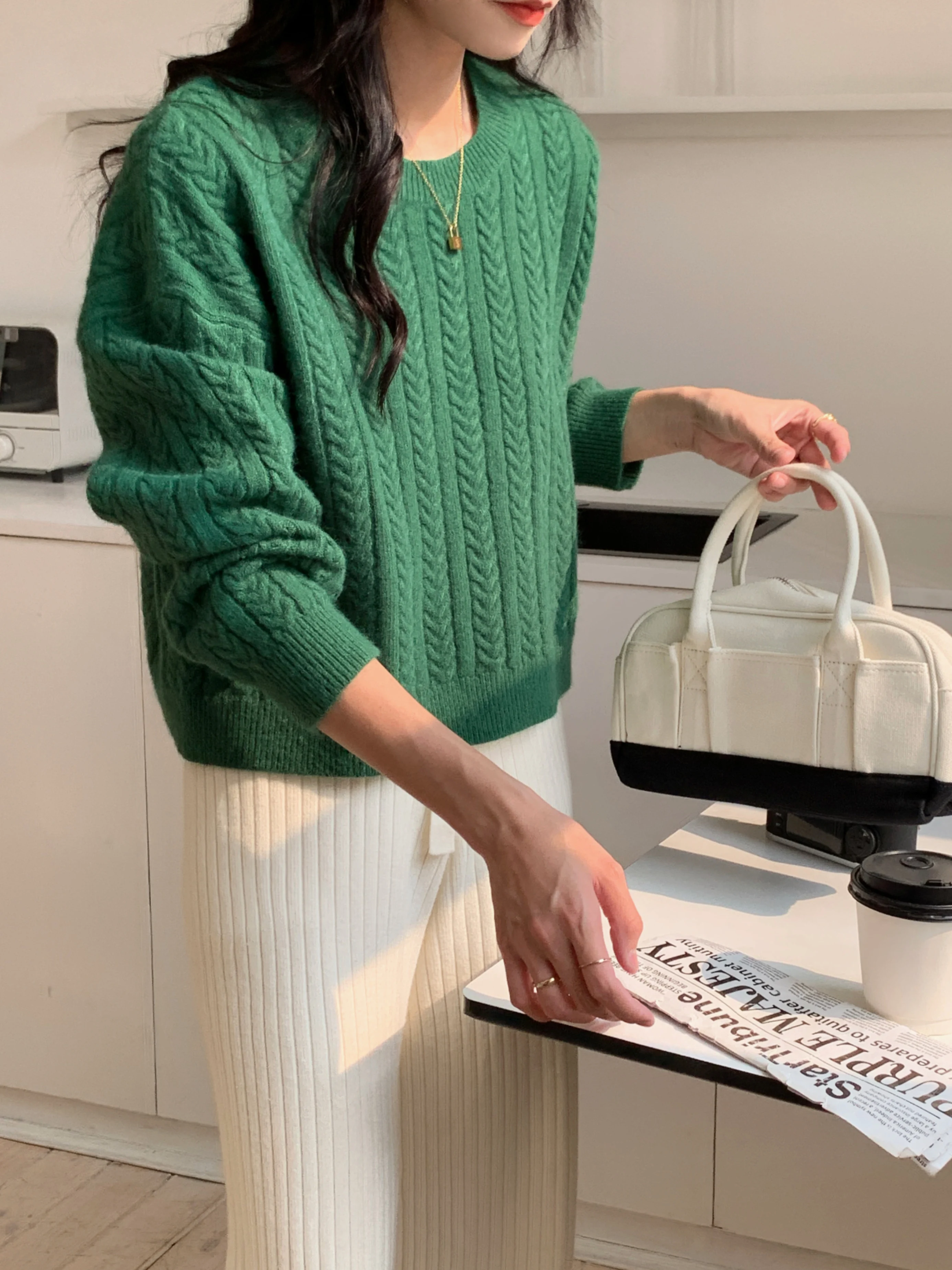 大人可愛い服 40代コーデ 完全ガイド｜麻花編みセーターの自然な可愛さ