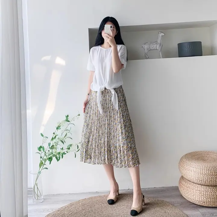 リボン付きデザインの半袖Tシャツ【ドレープ・ビジュー装飾・ホワイト・シフォン混紡】