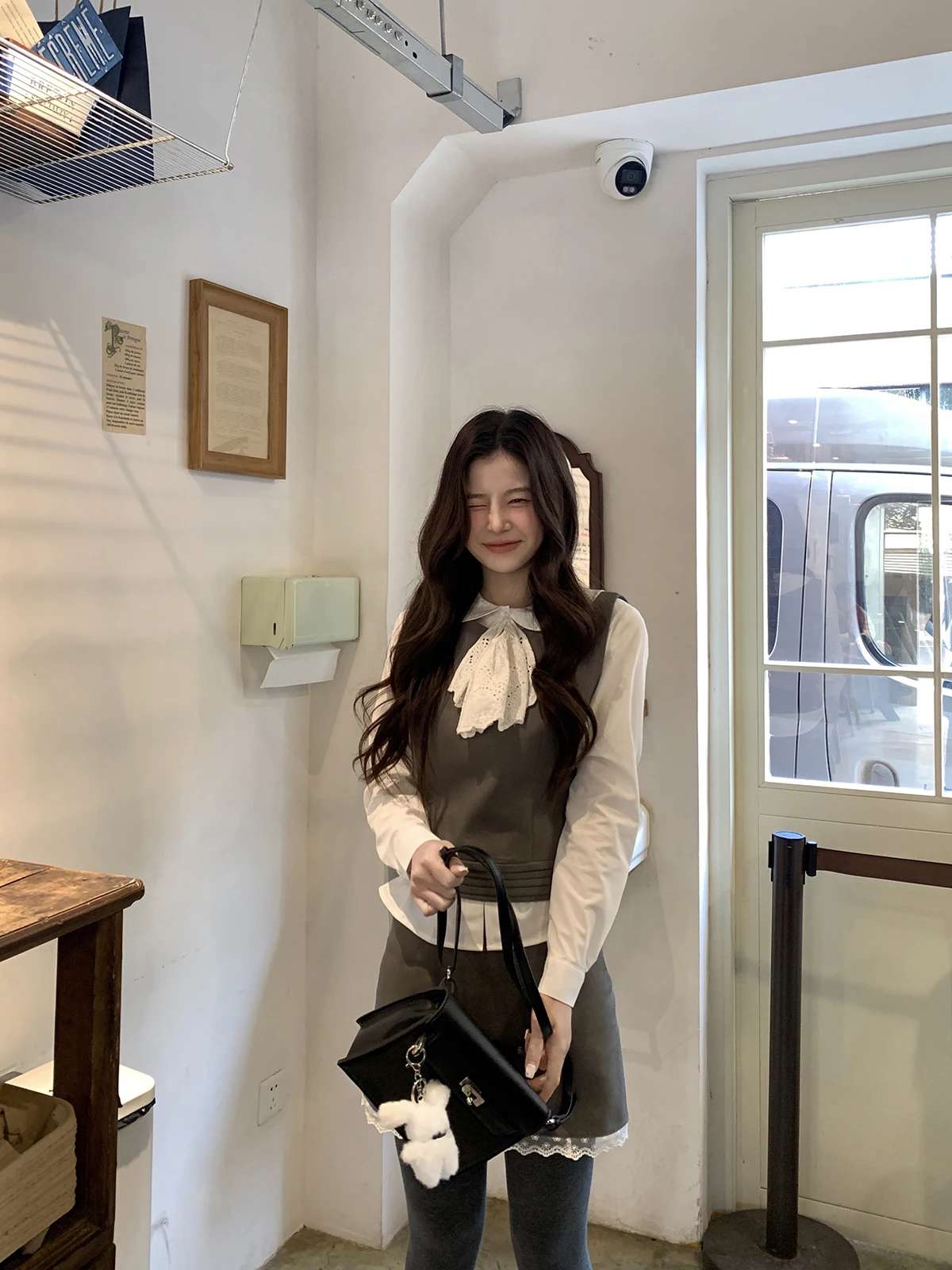 カフェ店員の私服で「高級感」と「軽さ」を両立するには？