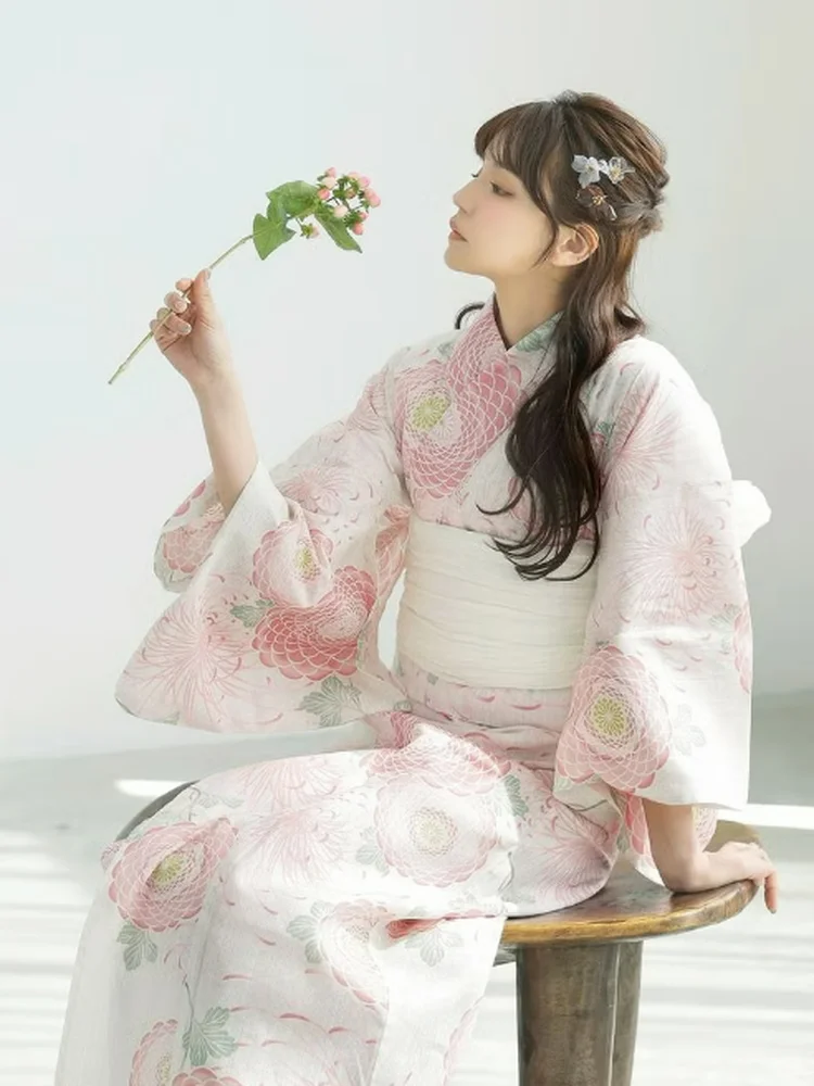浴衣 前後ろ どうやって着る？伝統と現代が融合した少女の花柄浴衣で、春のひとときを彩る