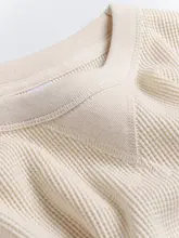 重厚感のあるコットンワッフル生地のクルーネック長袖Tシャツ【アメリカンレトロ・ゆったりフィット】