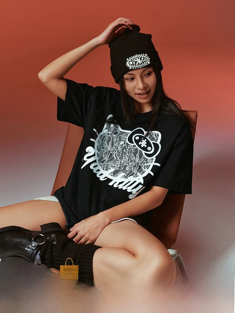ブランドコラボのサイズ感が気になるなら、このレース猫プリントTシャツが答えになる？