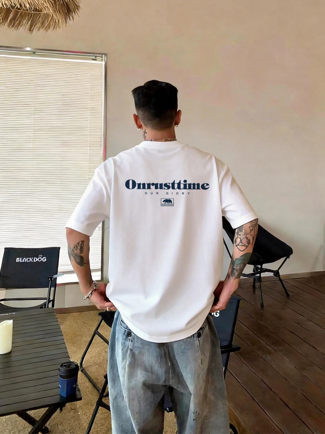 ネイビーTシャツをどう選ぶ？夏のカジュアルスタイルに最適な無地・文字思想の半袖Tシャツの選び方
