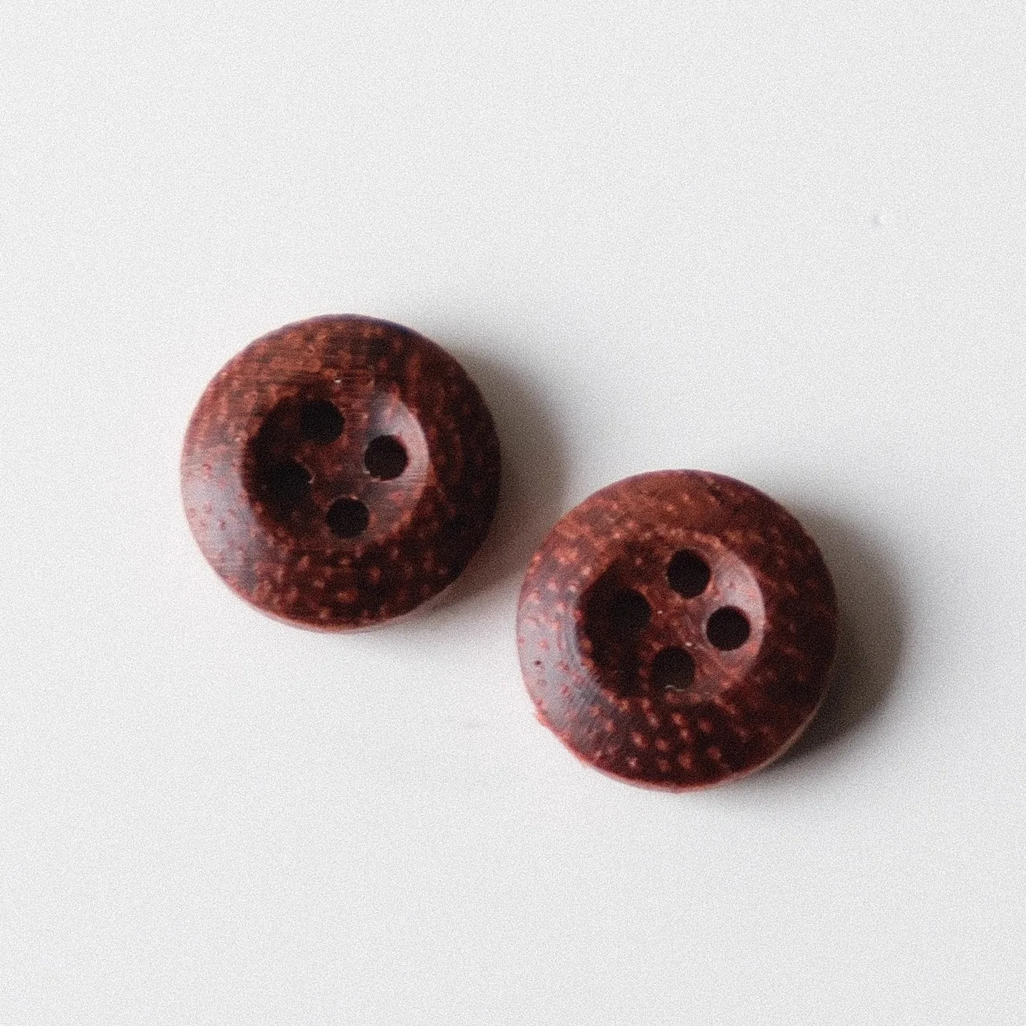 紅茶色の木製ボタン【十一ミリ・英国風】とは？自然素材の耐久性と実用性を解説