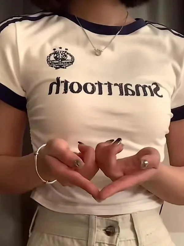 短丈Tシャツ【ダンススタイル・女性用・小柄にもフィット】とは？学院風の修身型デザインと吸汗機能の実用性を解説