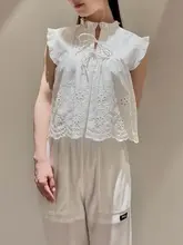 エレガントで甘美なレース刺繍ブラウス【フリル袖・リボン付き・春夏用】