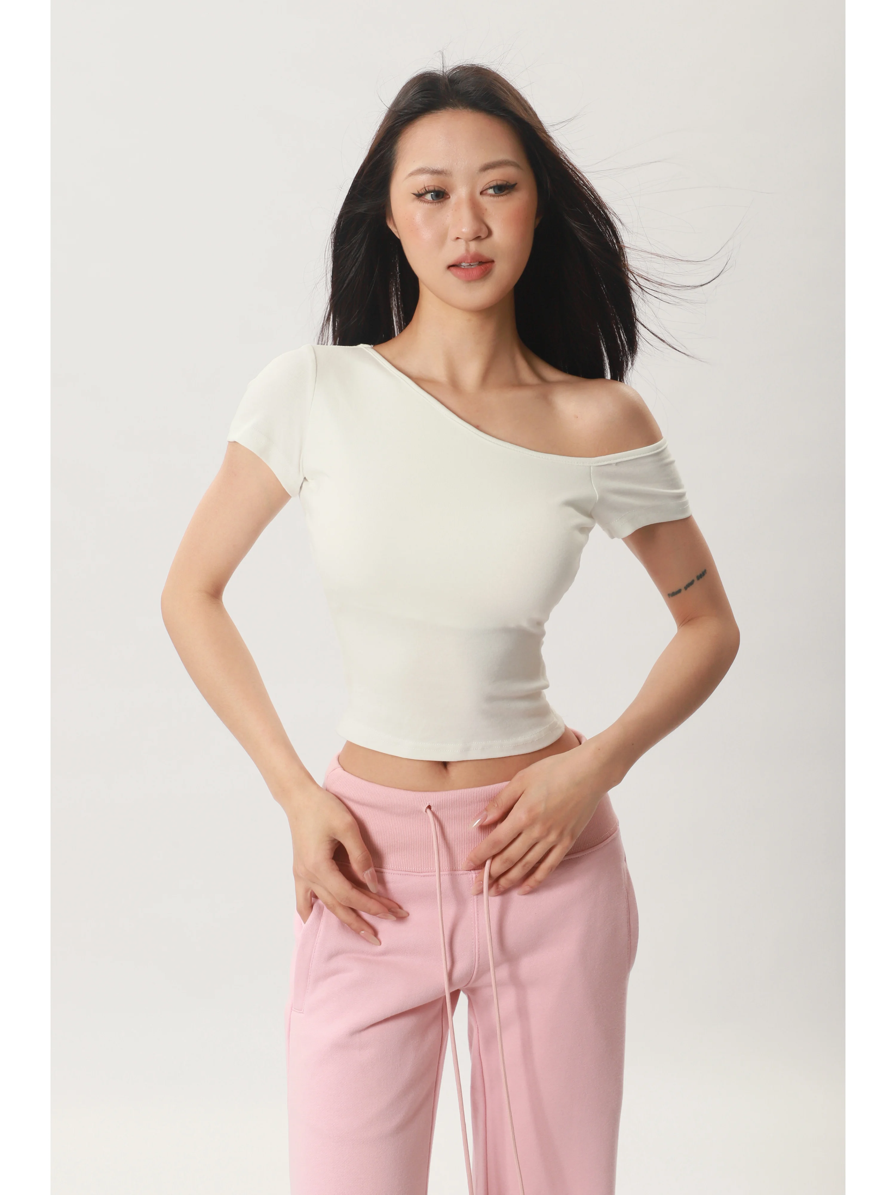 へそ出しTシャツ：ショルダーカットデザインと胸パッド付きの女性向け夏用スタイル