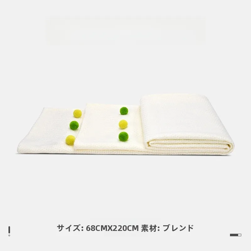 モダンで高級感のあるベージュ手作りボールデザインソファブランケット：癒し雑貨としての実用性と使用シーン
