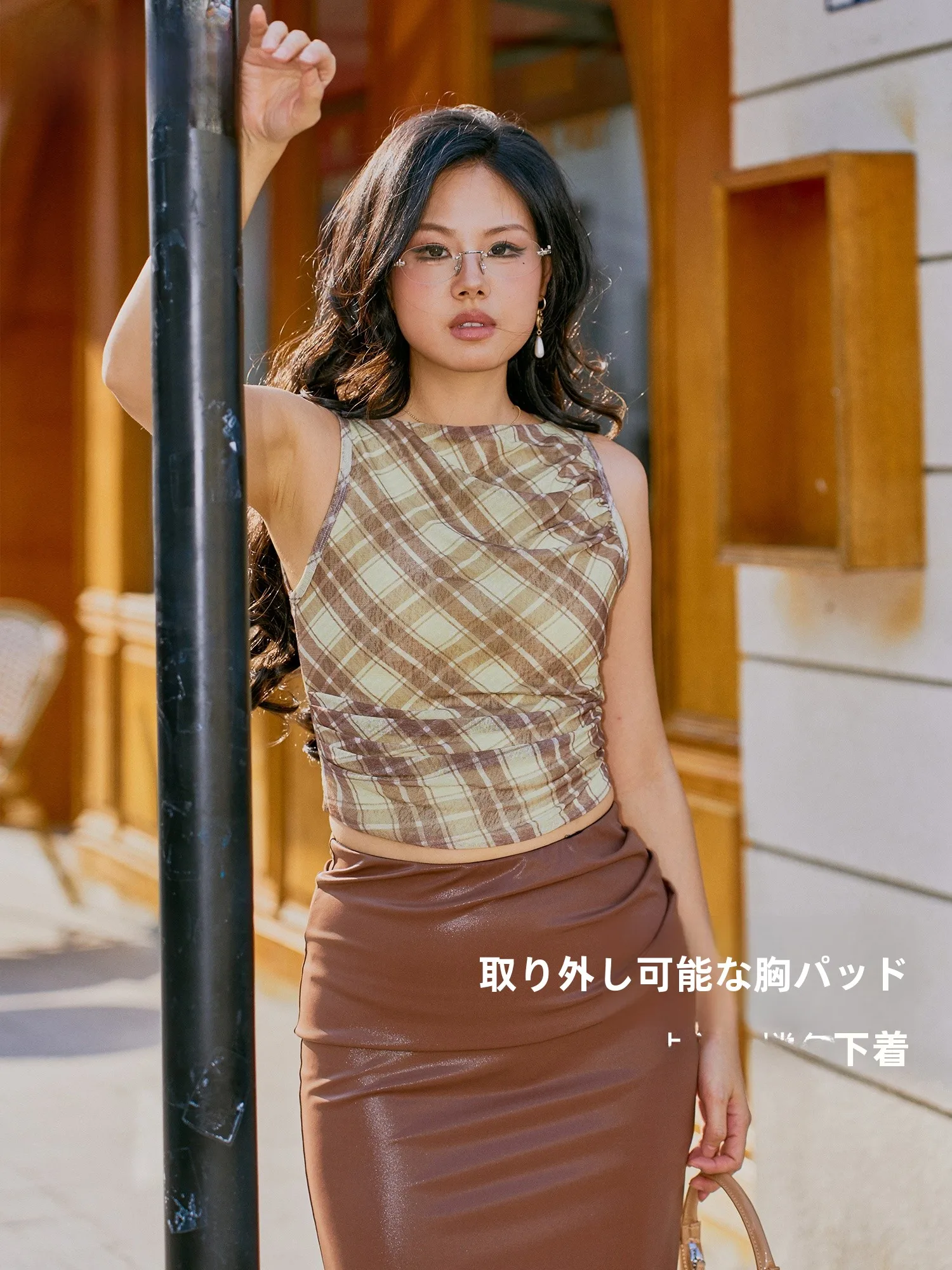 夏のランニングウェアとしてのチェック柄ショートタンクトップの実用性と性能評価