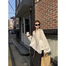 エレガントなレトロレースシャツ【女性用・ビンテージスタイル・気品あるデザイン】