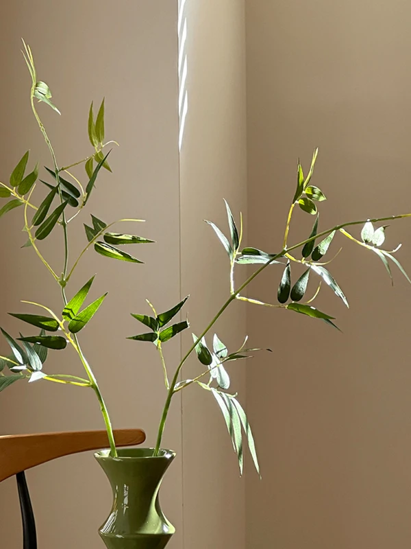 一輪挿し 花瓶 と 二輪挿し 花瓶 の違いは？和風インテリアに最適な「竹の葉のディスプレイ」が選ばれる理由