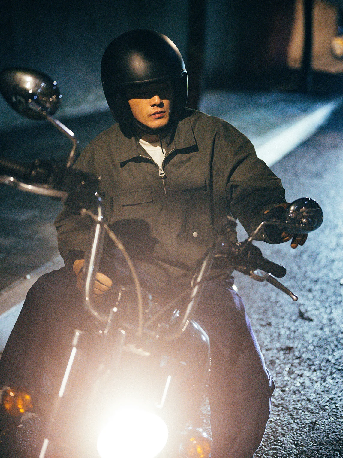 ワークスタイル重厚感のあるショートライダージャケット：女性向け春秋冬の実用性と着こなしのバランス