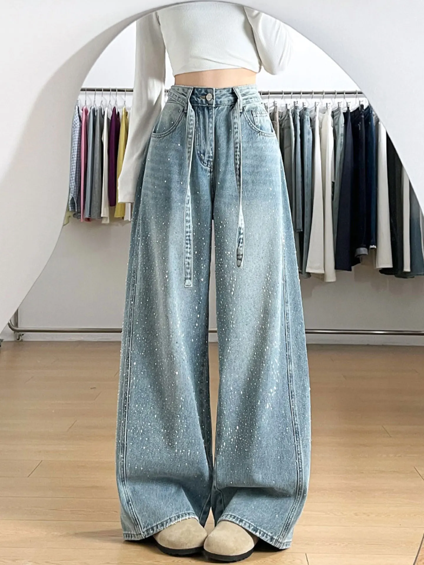 ゆったりサイズのデニムパンツ：ケミカルウォッシュ加工で自然な色落ちを実現