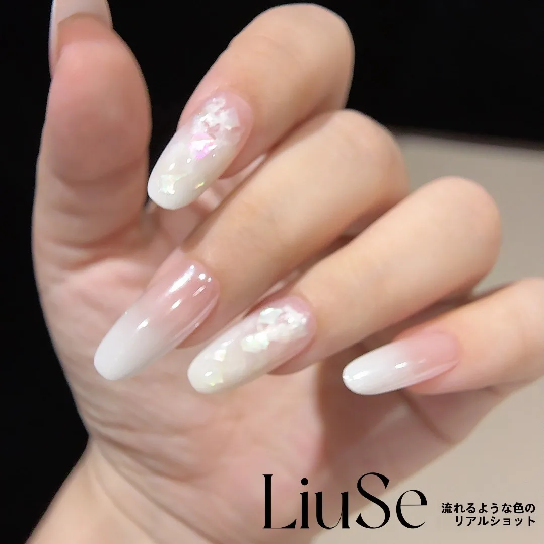 柔らかな月光のようなパール仕上げのヌードカラー爪：ネイルギャルデザインとロングネイルデザインの実用性を検証