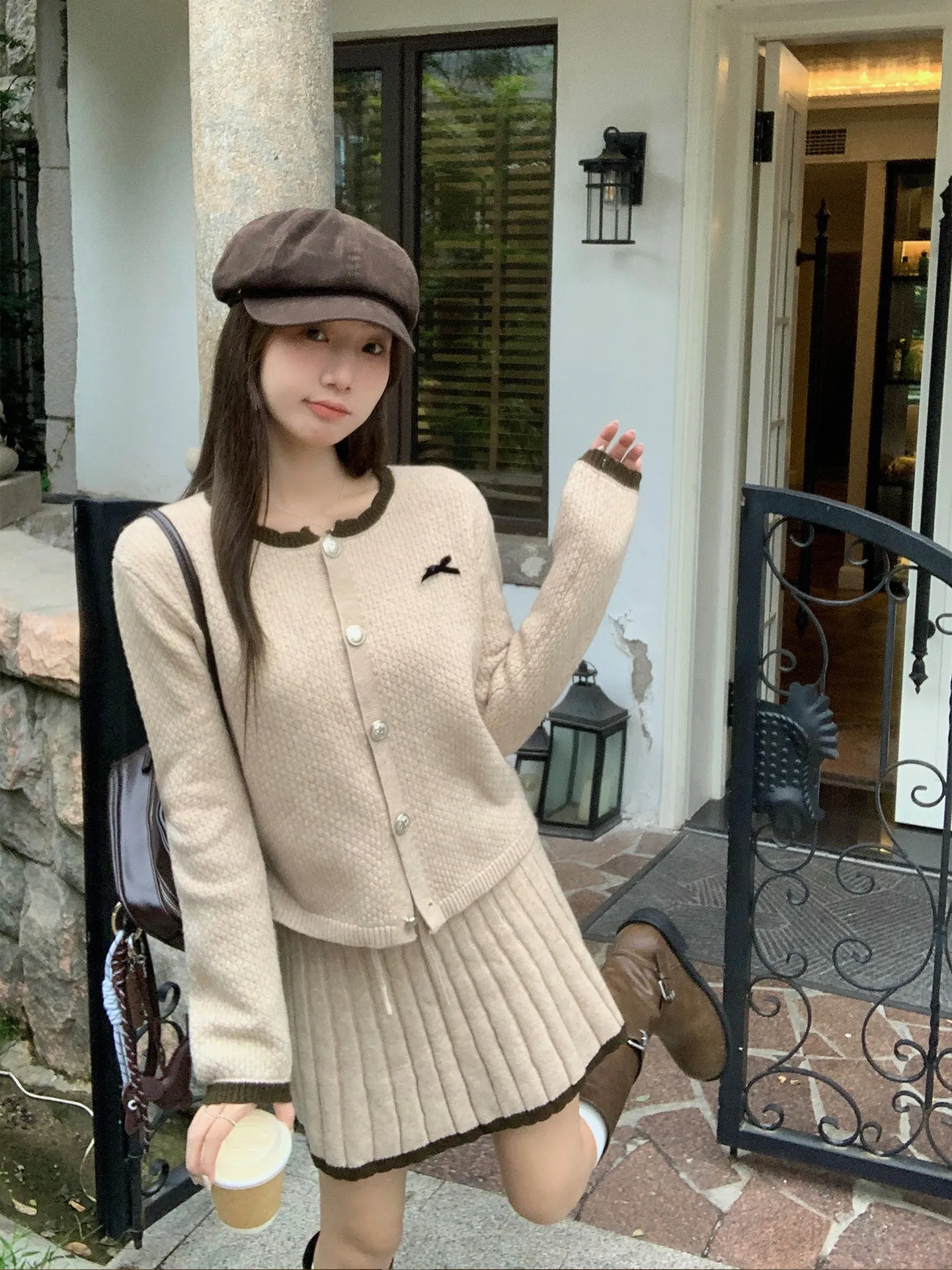 バイカラーウールカーディガンとフリルスカート【女性用・リボンブローチ付き・スリムフィット】（セットアップ対応）