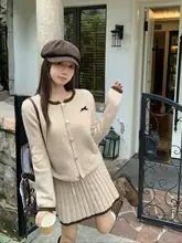 バイカラーウールカーディガンとフリルスカート【女性用・リボンブローチ付き・スリムフィット】（セットアップ対応）