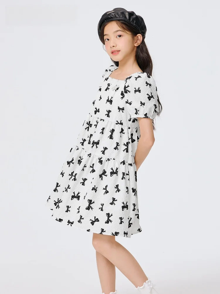 可愛いデザインの女児用ワンピース：夏用パフスリーブモデルの実用性とデザイン特徴