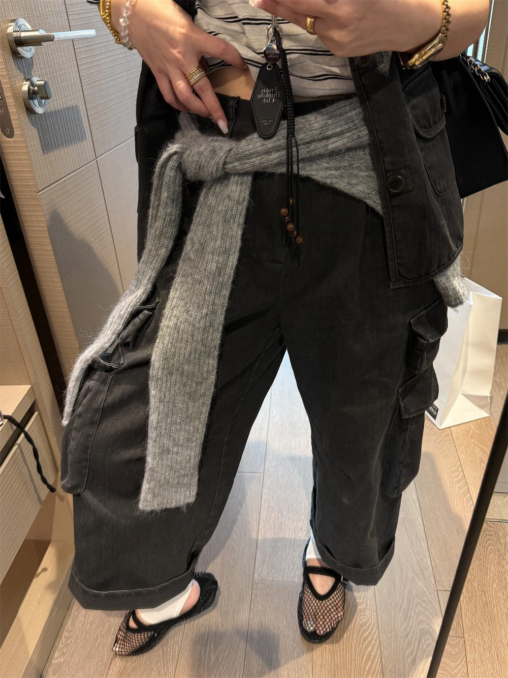 レトロなヴィンテージ風ブラックポケット付きストレートパンツ：ストリートファッションのカジュアルな定義とは