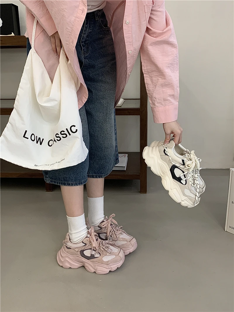 ピンクのダッドシューズ【厚底・通気性・真皮】：女性向けの日常使いに最適なデザインと機能のバランス
