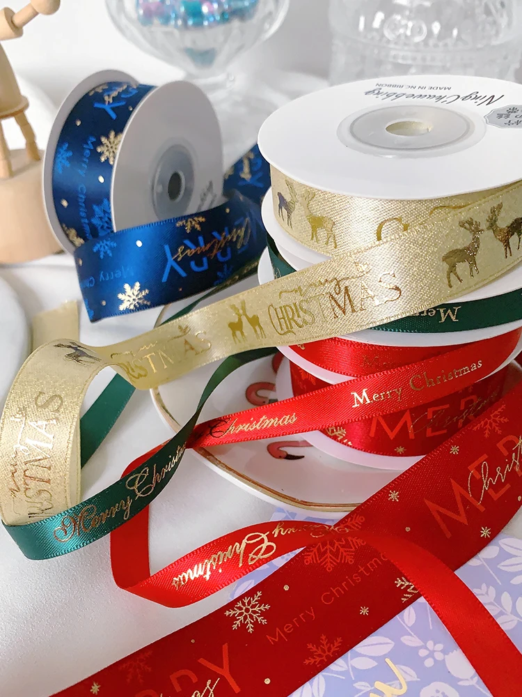 クリスマスリボンをどう選ぶ？華やかなサテンリボンが贈り物の雰囲気を一気に引き立てる理由