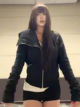 不規則デザインのフード付き黒短丈スウェットジャケット【春秋用・ジッパー仕様】