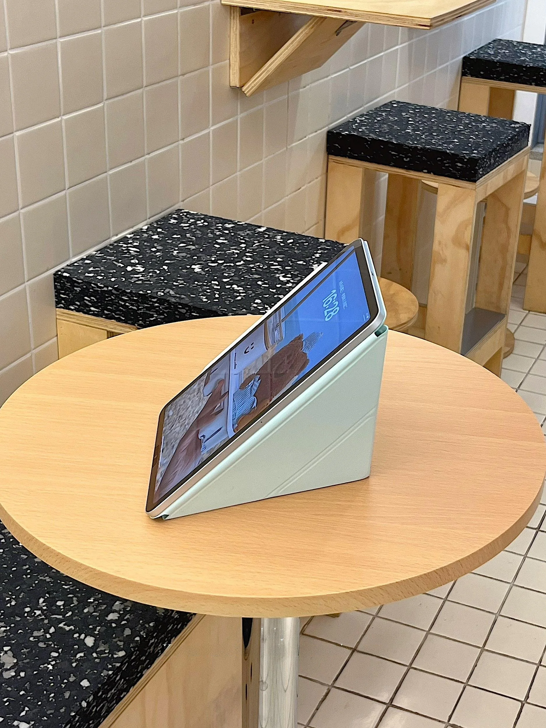 薄荷グリーンのiPad保護カバー：磁気吸着と折りたたみスタンドで日常使いをサポート