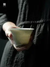 青白磁製の薄手マグカップ【カップ付き・握りやすいデザイン】