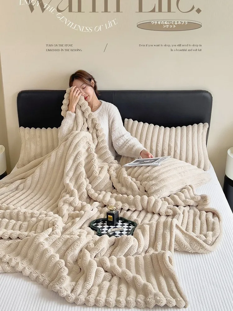 throw blanket はどんな場面で使える？ウサギ毛のふわふわ毛布が解決する日常の小さな温もり