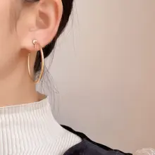 シンプルなサブゴールドレトロ フープイヤリング ワンピース回転