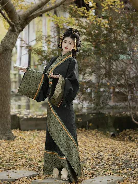 春秋戦国時代風の曲裾デザイン漢服【魚尾スタイル・幻色提花・復元タイプ】