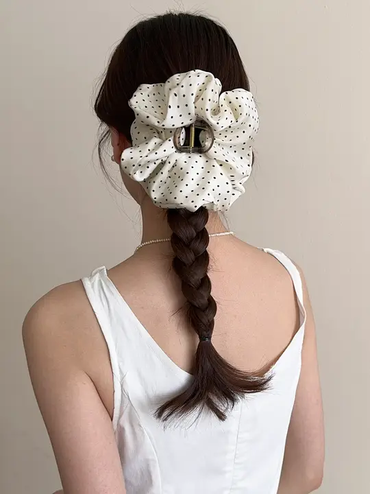ホワイトドット＆フラワーデザインのヘアクリップ【高級感あるバンスクリップ・後頭部用】