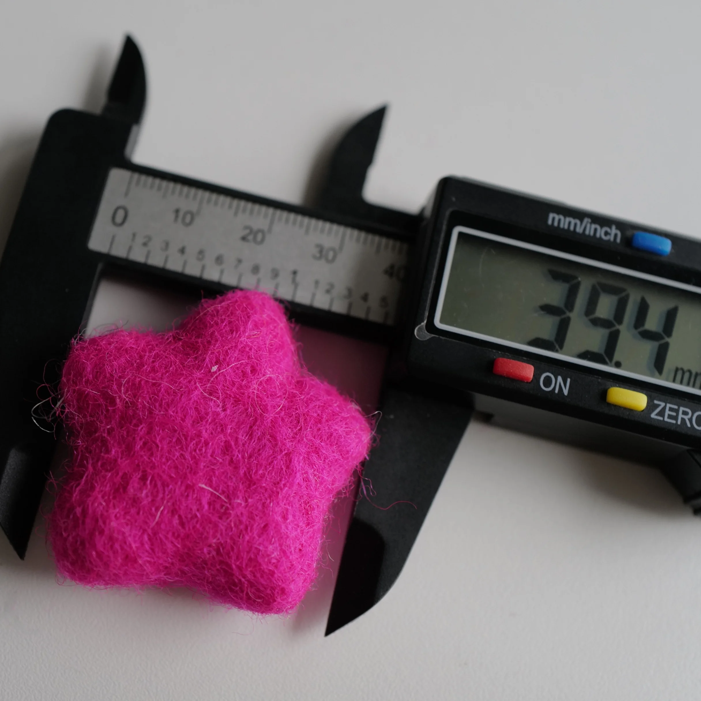 ピンク星型ウ ールフェルト装飾品：初心者でも簡単な手作りオーナメントの実用性を検証