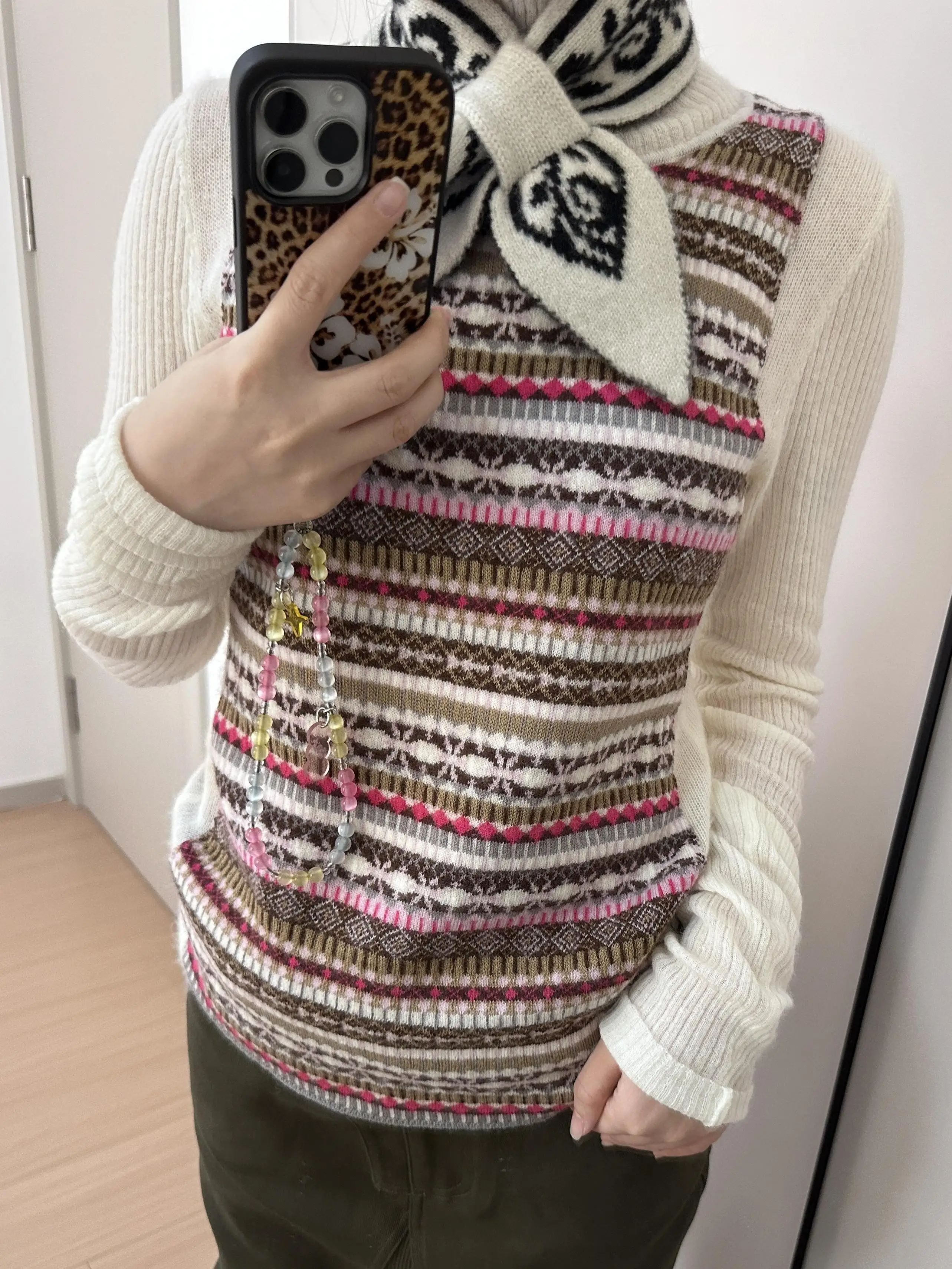 4月に買うべきニットは、秋の雰囲気を残すハイネックがベスト？