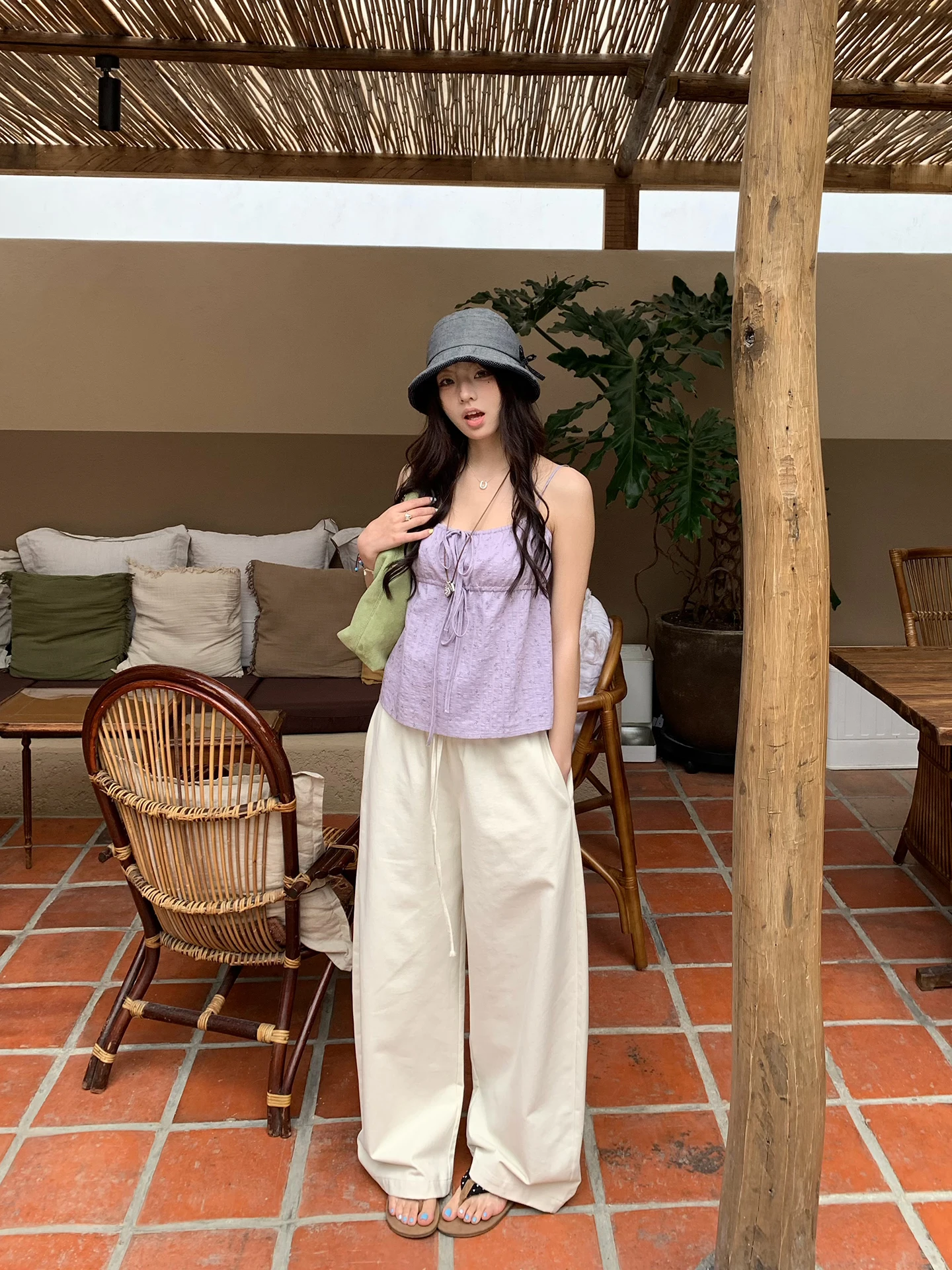 ス  ウェット ワイド パンツ コーデ 夏：荒荒家 ストライプワイドパンツの着こなしと素材特性