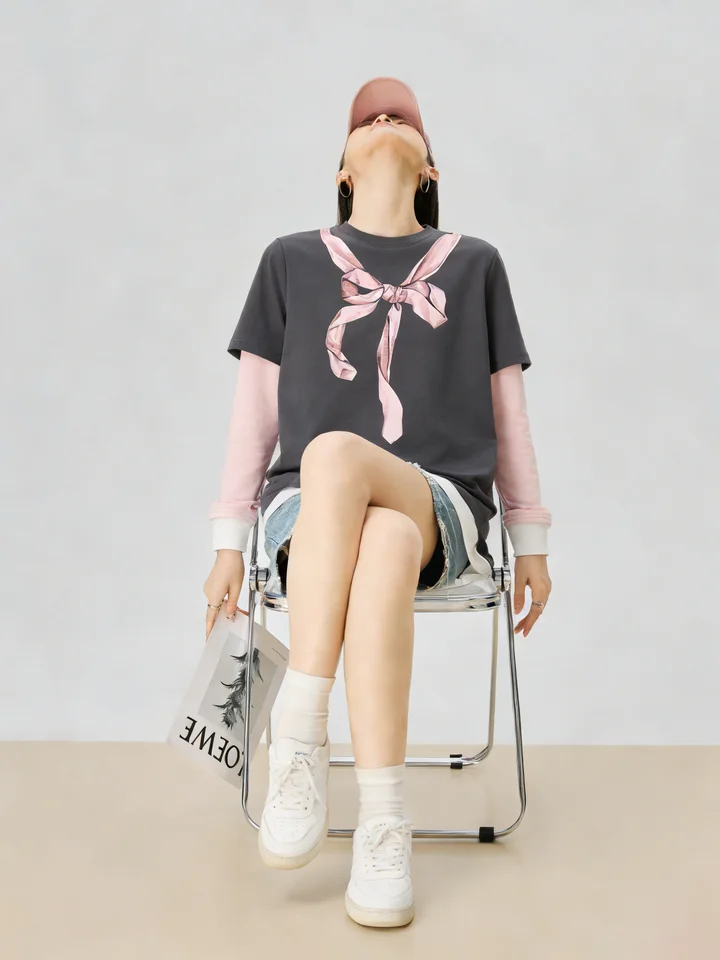 グレーとピンクのバイカラーリボンプリント長袖Tシャツ【デザイン性あり・スリムフィット】
