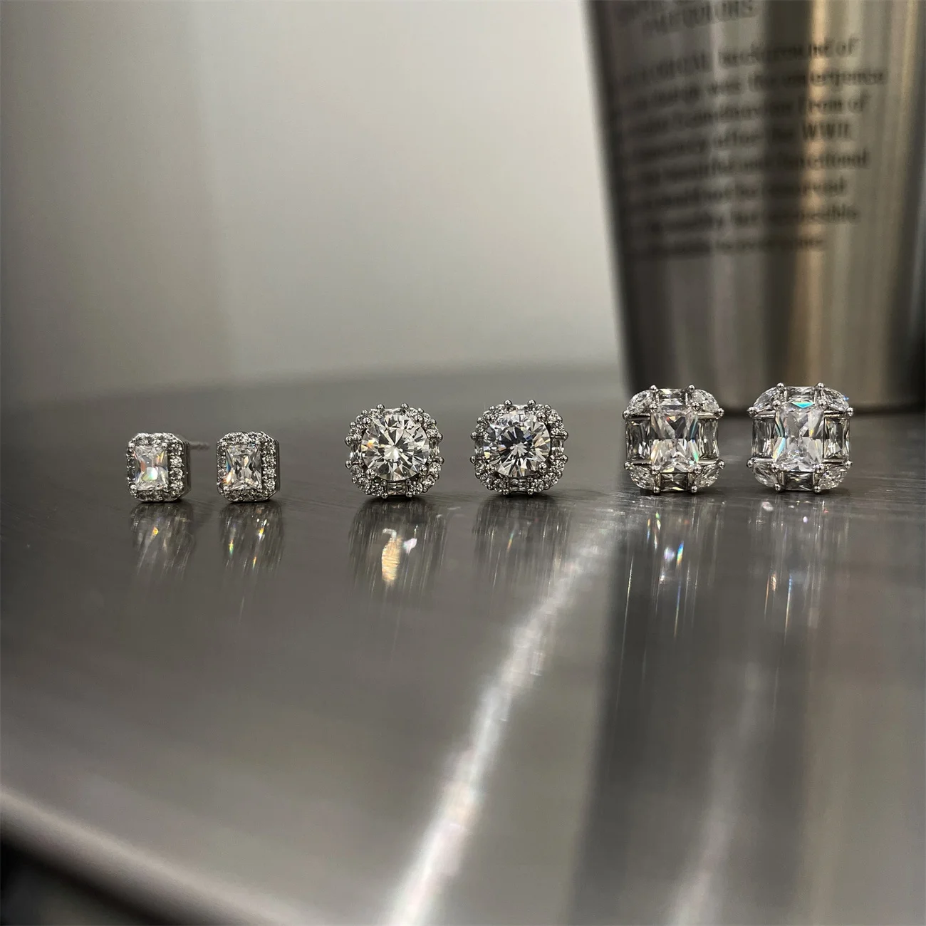 スーツ ピアス メンズ おすすめ5選：どんな場面で使える？価格帯や素材の選び方まで徹底解説