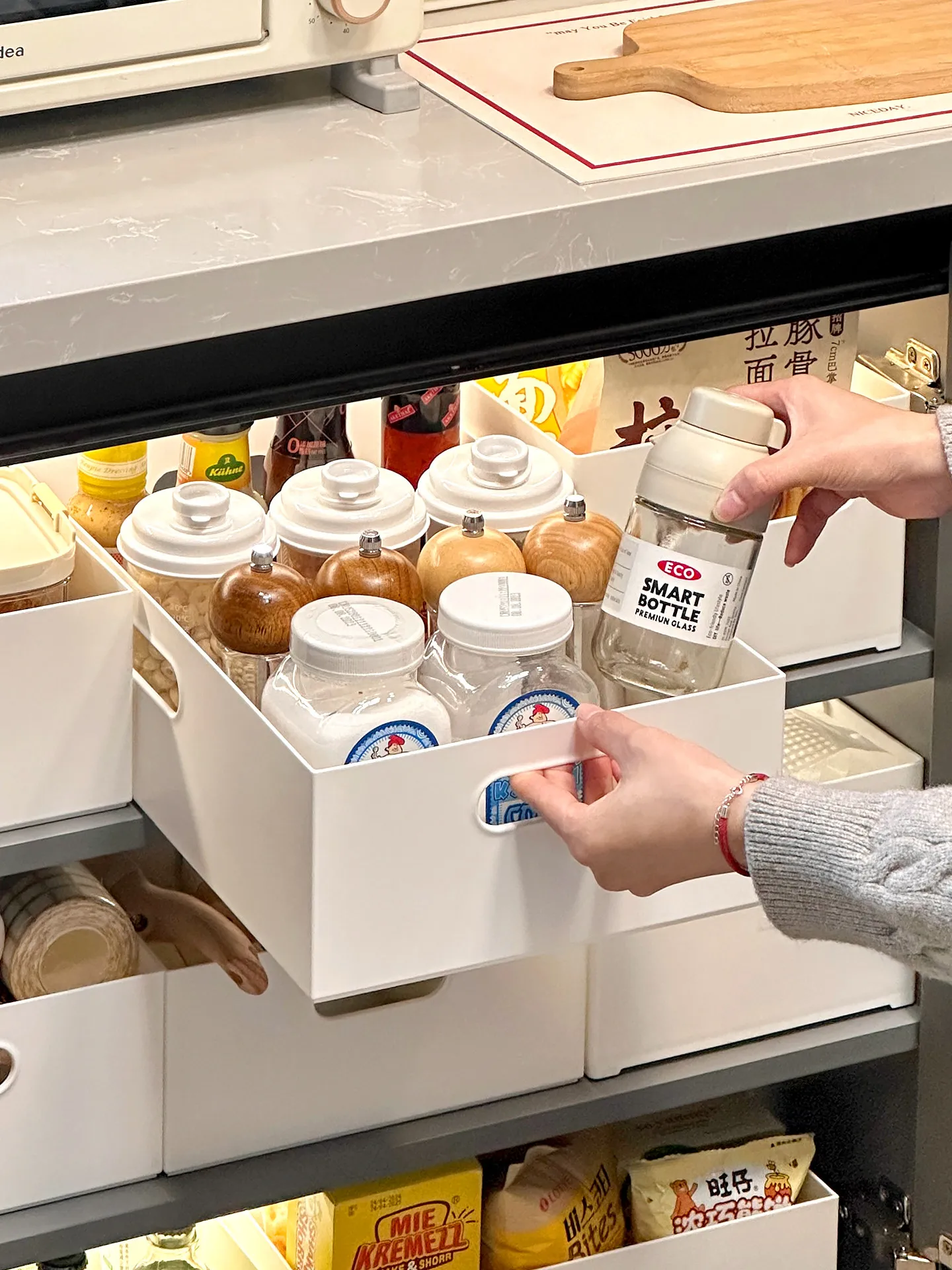 狭いキッチンで収納を「まるで整理された世界」に変えるには？
