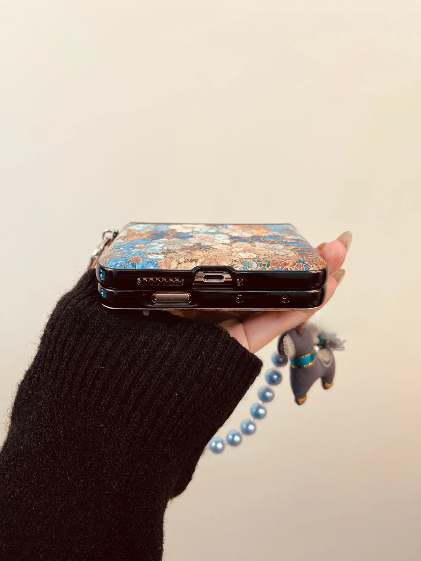 華やかなデザインのスマートフォンケース：折りたたみ式で全周保護とポケット付き