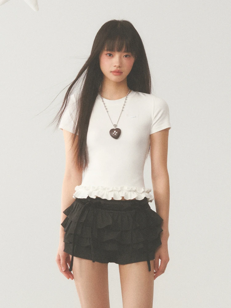 白色Tシャツ【ショートスリーブ・フリルデザイン・フィット感あり】 ユニクロ コーデ 通勤向けアイテム