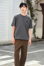 大きなロゴプリントのメンズ短袖Tシャツ【刺繍デザイン・ゆったりフィット】