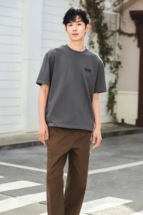 大きなロゴプリントのメンズ短袖Tシャツ【刺繍デザイン・ゆったりフィット】