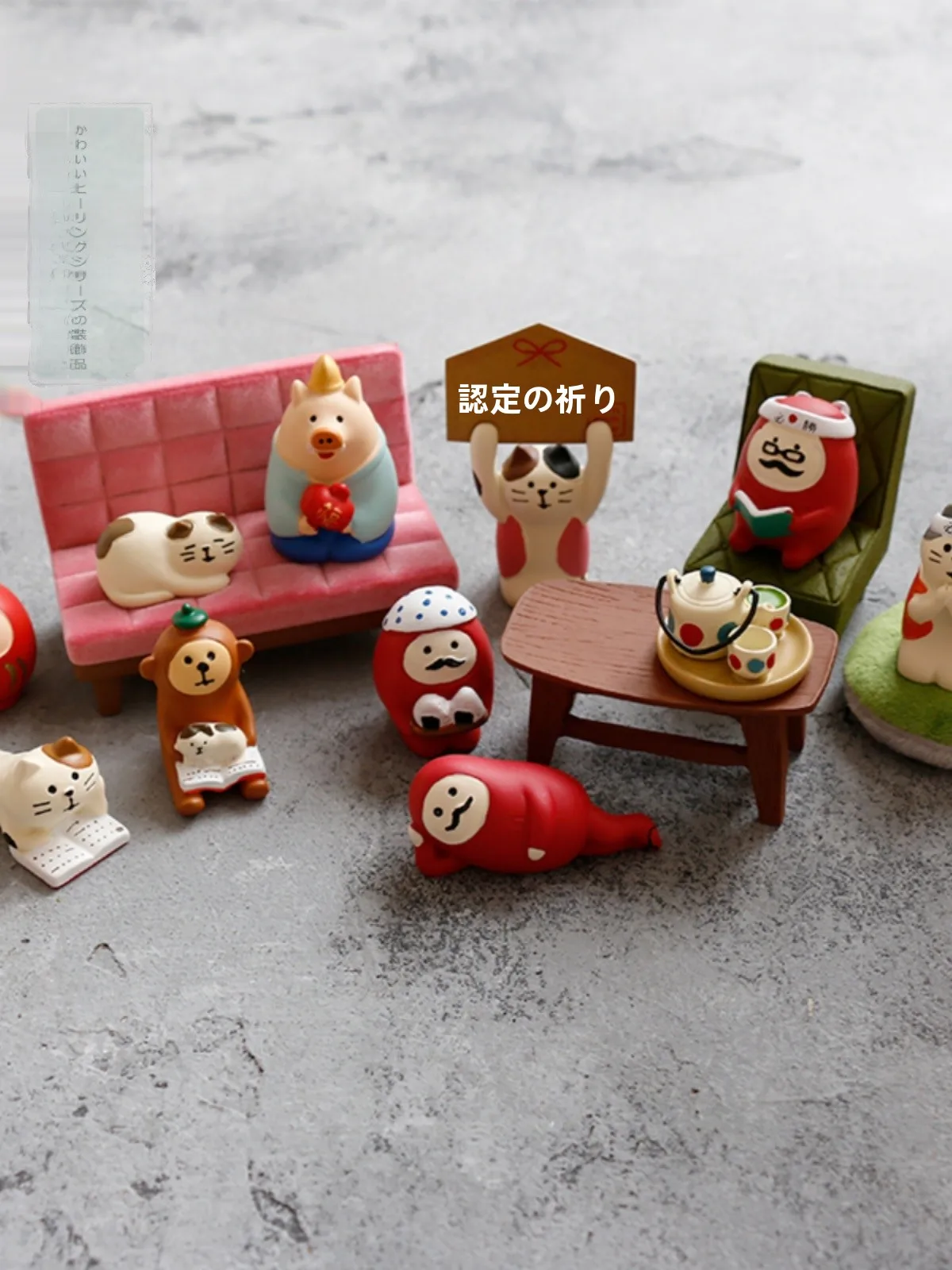 かわいいデザインのマット仕上げ樹脂デスクトップ装飾：ダキマクuraとは異なる愛意表現の選択肢
