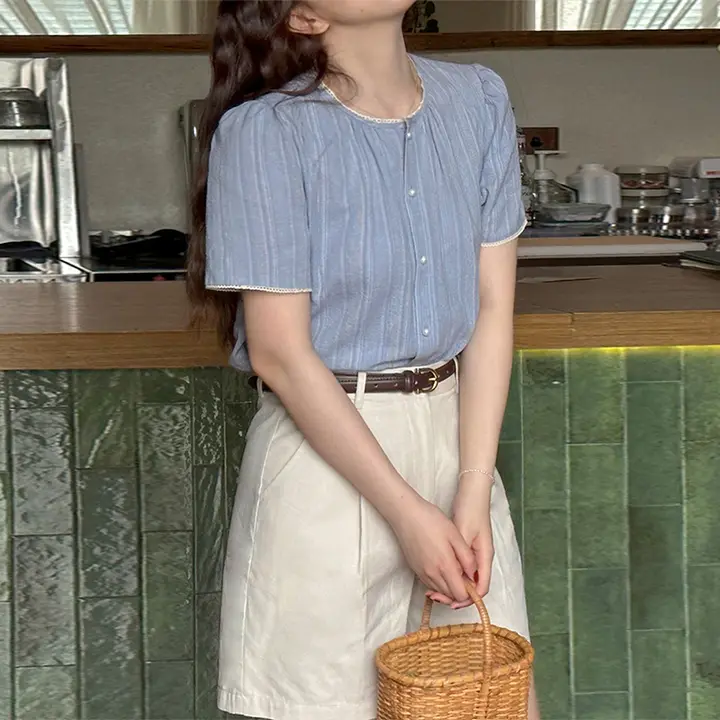 デザイン性のあるブルーストライプ半袖シャツ【夏用・コットン感・パフスリーブ】